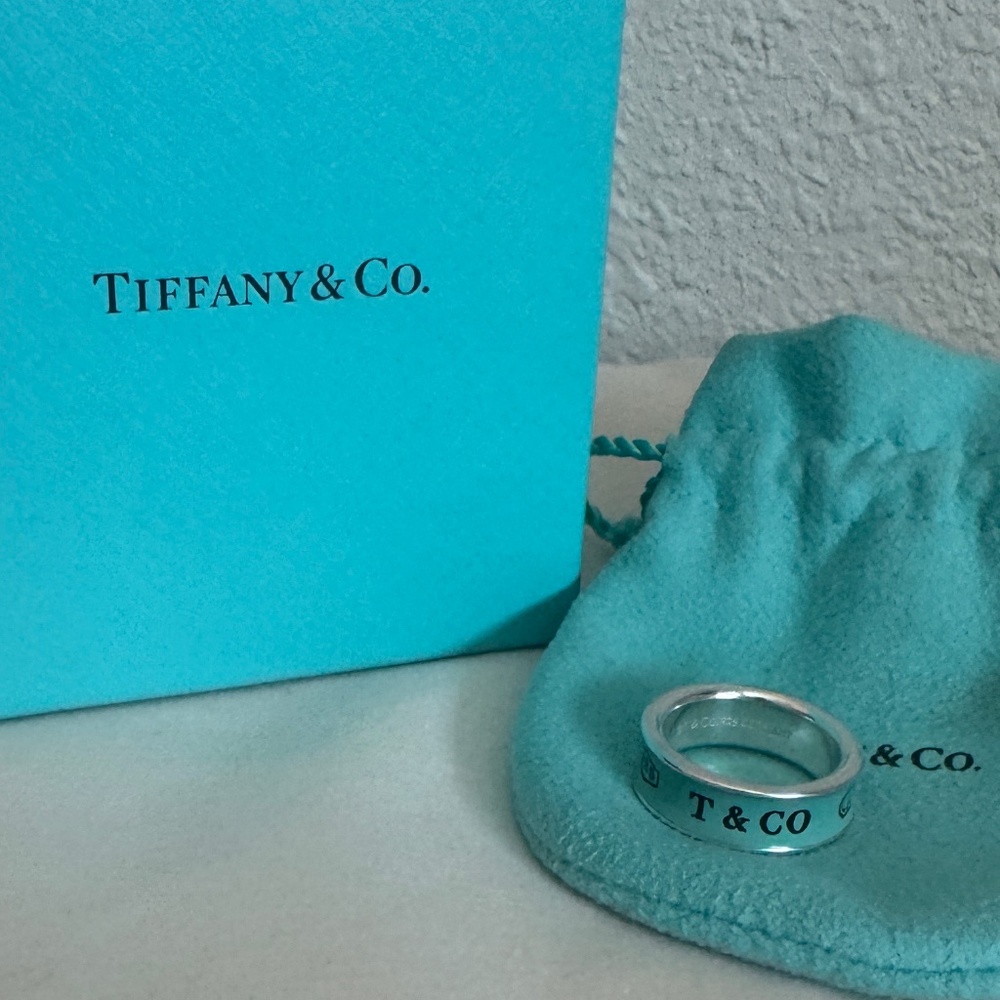 GUARANTEED AUTHENTIC Tiffany & Co concave band Tiffany blue enamel size 6
